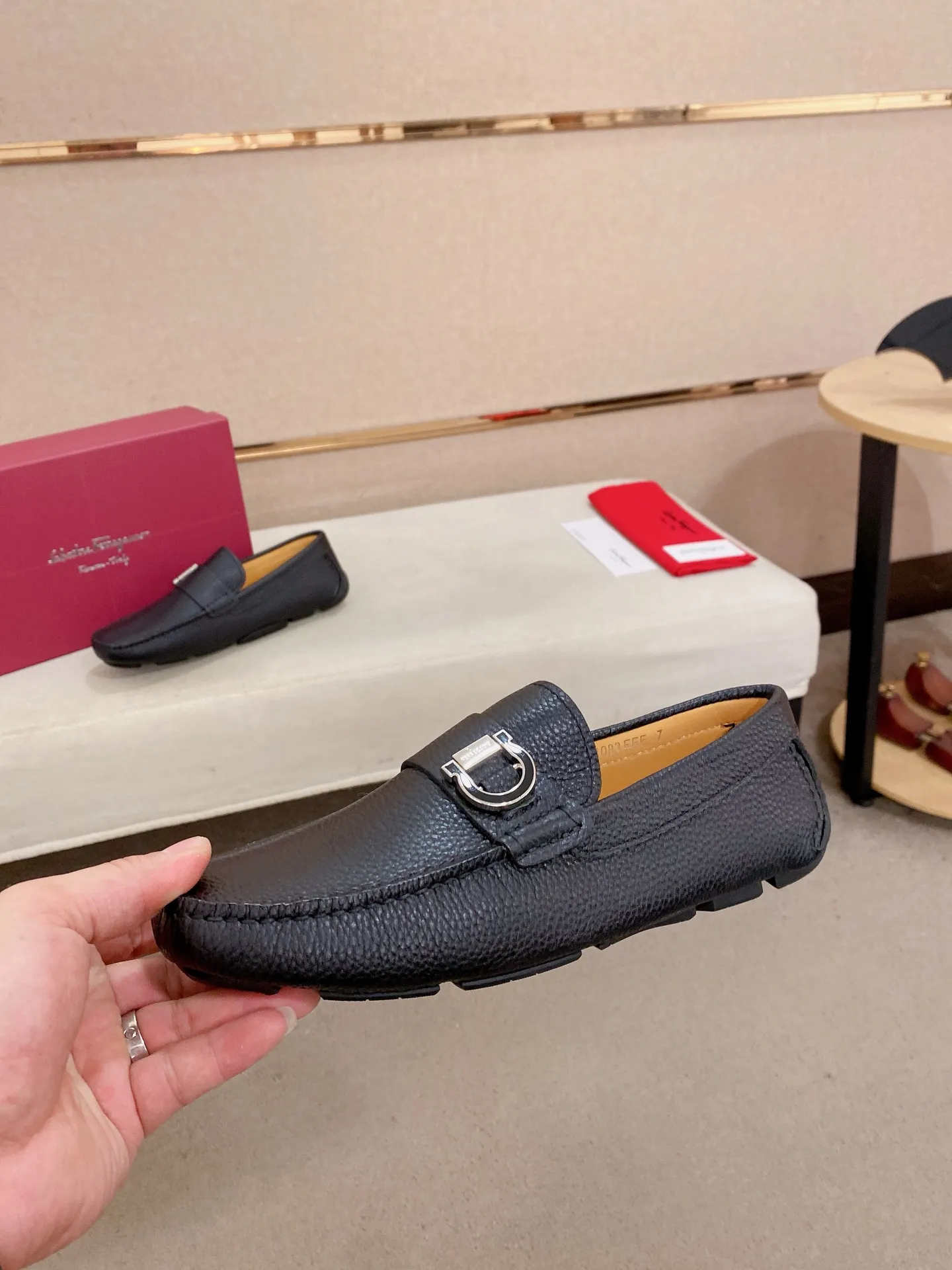 Men's shoes💰: 540💰High-end quality! Ferragamo🆕🆕Exclusive hot-selling products in stock🔥🔥New products on the shelves, high-quality Ferragamo men's pea shoes, high-end casual driving shoes, with complete packaging! 💪 💪 Material: imported first-layer pebbled cowhide 🐂 + imported high-quality water-dyed cowhide lining + wear-resistant outsole 👍🏻👍🏻 Features: high-end and comfortable, purely handmade 🚀 🚀 Create the perfect shoe that suits you best 🔥 🔥 Size: (38-44) 45 standard size can be customized!